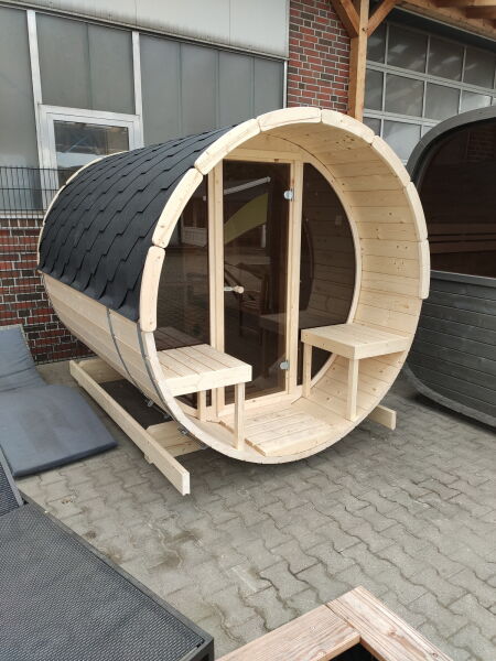 Saunafass Modell 205x250 cm mit 57cm Terrasse, Front Voll verglast, inkl. Dachschindeln schwarz, Saunafass Bausatz
