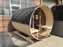 Saunafass Modell 205x250 cm mit 57cm Terrasse, Front Voll verglast, inkl. Dachschindeln schwarz, Saunafass Bausatz