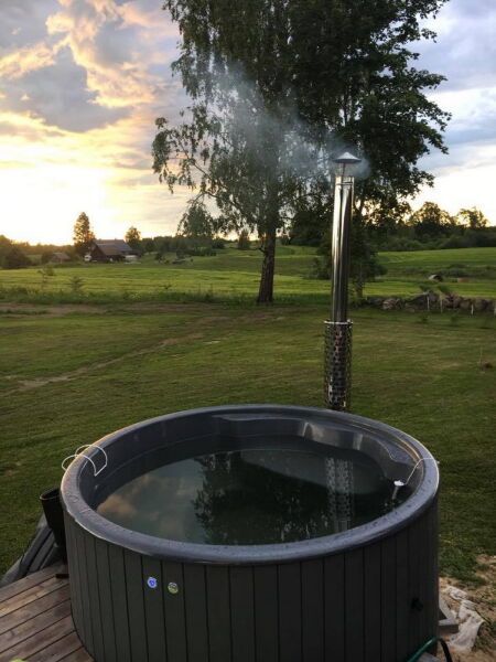 Hot Tub DeLux GRAU gestrichen / GFK - Einsatz grau / V2A Ofen inkl. LED, Whirlpool und mit Premium Leder Deckel, ø 200 cm, mit integriertem Aussenofen, Thermoholz beplankt und gestrichen in grau