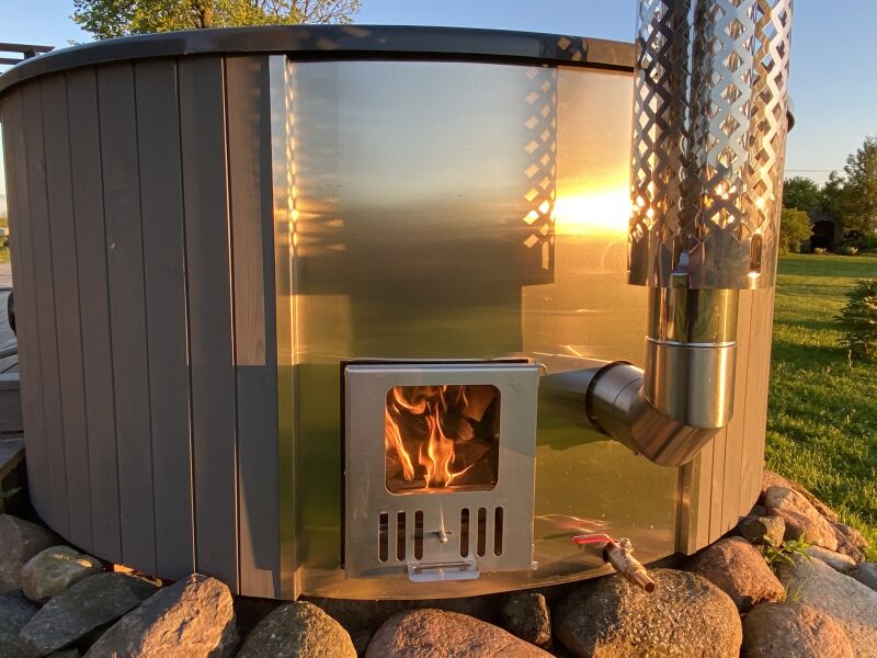 Hot Tub DeLux GRAU gestrichen / GFK - Einsatz grau / V2A Ofen inkl. LED, Whirlpool und mit Premium Leder Deckel, ø 200 cm, mit integriertem Aussenofen, Thermoholz beplankt und gestrichen in grau