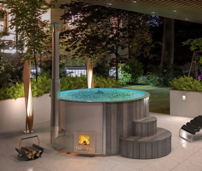 Hot Tub DeLux GRAU gestrichen / GFK - Einsatz grau / V2A Ofen inkl. LED, Whirlpool und mit Premium Leder Deckel, ø 200 cm, mit integriertem Aussenofen, Thermoholz beplankt und gestrichen in grau