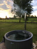 Hot Tub DeLux GRAU gestrichen / GFK - Einsatz grau / V2A Ofen inkl. LED, Whirlpool und mit Premium Leder Deckel, ø 200 cm, mit integriertem Aussenofen, Thermoholz beplankt und gestrichen in grau
