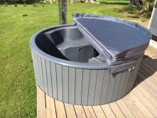 Hot Tub DeLux GRAU gestrichen / GFK - Einsatz grau / V2A Ofen inkl. LED, Whirlpool und mit Premium Leder Deckel, ø 200 cm, mit integriertem Aussenofen, Thermoholz beplankt und gestrichen in grau