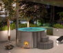 Hot Tub DeLux GRAU gestrichen / GFK - Einsatz grau / V2A Ofen inkl. LED, Whirlpool und mit Premium Leder Deckel, ø 200 cm, mit integriertem Aussenofen, Thermoholz beplankt und gestrichen in grau