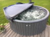Hot Tub DeLux GRAU gestrichen / GFK - Einsatz grau / V2A Ofen inkl. LED, Whirlpool und mit Premium Leder Deckel, ø 200 cm, mit integriertem Aussenofen, Thermoholz beplankt und gestrichen in grau