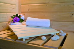 Karibu Sauna Zubehör Sparset, besteht aus:  6-teiliges Zubehörset (Aufgusseimer, Kelle, Sanduhr, Thermo/Hygrometer, Baderegeltafel) Saunaleuchte Classic, Kabel für Leuchte, 2 x Kopfstütze PREMIUM