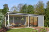 Gartenhaus MARA 3 + Schleppdach SEITE, 386 x 386 cm + 350 cm Schleppdach, 28mm Wandbohlen, RAL 7042 verkehrsgrau lackiert, Alufenster und -türen