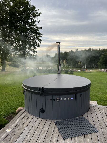 Hot Tub DeLux GRAU gestrichen / GFK - Einsatz blau / V2A Ofen inkl. LED, Whirlpool und mit Premium Leder Deckel, ø 200 cm, mit integriertem Aussenofen, Thermoholz beplankt und gestrichen in grau