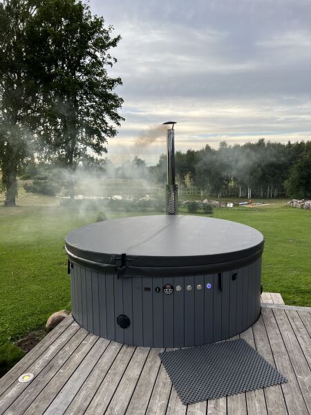 Hot Tub DeLux GRAU gestrichen / GFK - Einsatz weiß / V2A Ofen inkl. LED, Whirlpool und mit Premium Leder Deckel, ø 200 cm, mit integriertem Aussenofen, Thermoholz beplankt und gestrichen in grau