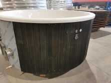 Hot Tub DeLux SCHWARZ gestrichen / GFK - Einsatz weiß / V2A Ofen inkl. LED, Whirlpool und mit Premium Leder Deckel, ø 200 cm, mit integriertem Aussenofen, Thermoholz beplankt und gestrichen in schwarz