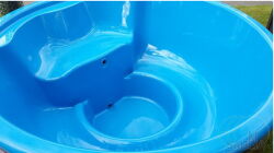 Hot Tube DeLux SCHWARZ gestrichen / GFK - Einsatz blau / V2A Ofen inkl. LED, Whirlpool und mit Premium Leder Deckel, ø 200 cm, mit integriertem Aussenofen, Thermoholz beplankt und gestrichen in schwarz