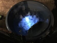 Hot Tube DeLux SCHWARZ gestrichen / GFK - Einsatz blau / V2A Ofen inkl. LED, Whirlpool und mit Premium Leder Deckel, ø 200 cm, mit integriertem Aussenofen, Thermoholz beplankt und gestrichen in schwarz