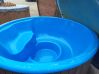 Hot Tube DeLux SCHWARZ gestrichen / GFK - Einsatz blau / V2A Ofen inkl. LED, Whirlpool und mit Premium Leder Deckel, ø 200 cm, mit integriertem Aussenofen, Thermoholz beplankt und gestrichen in schwarz
