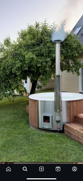 Hot Tub DeLux Thermoholt natur / GFK - Einsatz weiß / V2A Ofen inkl. LED, Whirlpool und mit Premium Leder Deckel, ø 200 cm, mit integriertem Aussenofen, Thermoholz beplankt