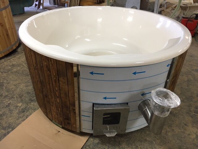 Hot Tub DeLux Thermoholt natur / GFK - Einsatz weiß / V2A Ofen inkl. LED, Whirlpool und mit Premium Leder Deckel, ø 200 cm, mit integriertem Aussenofen, Thermoholz beplankt