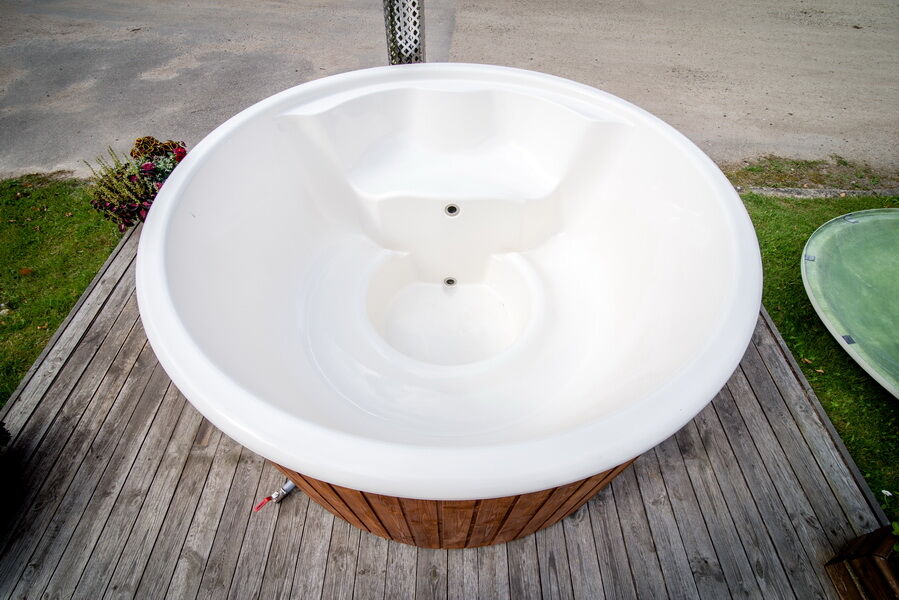 Hot Tub DeLux Thermoholt natur / GFK - Einsatz weiß / V2A Ofen inkl. LED, Whirlpool und mit Premium Leder Deckel, ø 200 cm, mit integriertem Aussenofen, Thermoholz beplankt