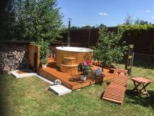 Hot Tub DeLux Thermoholt natur / GFK - Einsatz weiß / V2A Ofen inkl. LED, Whirlpool und mit Premium Leder Deckel, ø 200 cm, mit integriertem Aussenofen, Thermoholz beplankt