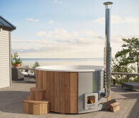 Hot Tub DeLux Thermoholt natur / GFK - Einsatz weiß / V2A Ofen inkl. LED, Whirlpool und mit Premium Leder Deckel, ø 200 cm, mit integriertem Aussenofen, Thermoholz beplankt