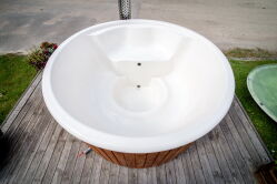 Hot Tub DeLux Thermoholt natur / GFK - Einsatz weiß / V2A Ofen inkl. LED, Whirlpool und mit Premium Leder Deckel, ø 200 cm, mit integriertem Aussenofen, Thermoholz beplankt