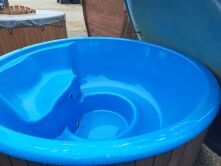 Hot Tub DeLux Thermoholz natur / GFK - Einsatz blau / V2A Ofen inkl. LED, Whirlpool und mit Premium Leder Deckel, ø 200 cm, mit integriertem Aussenofen, Thermoholz beplankt